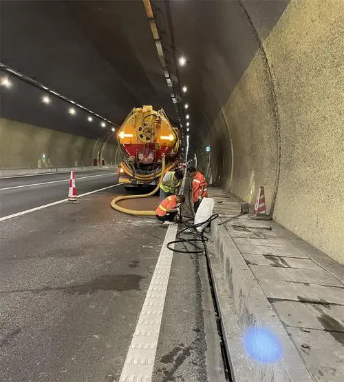 隆回隧道排水渠清淤